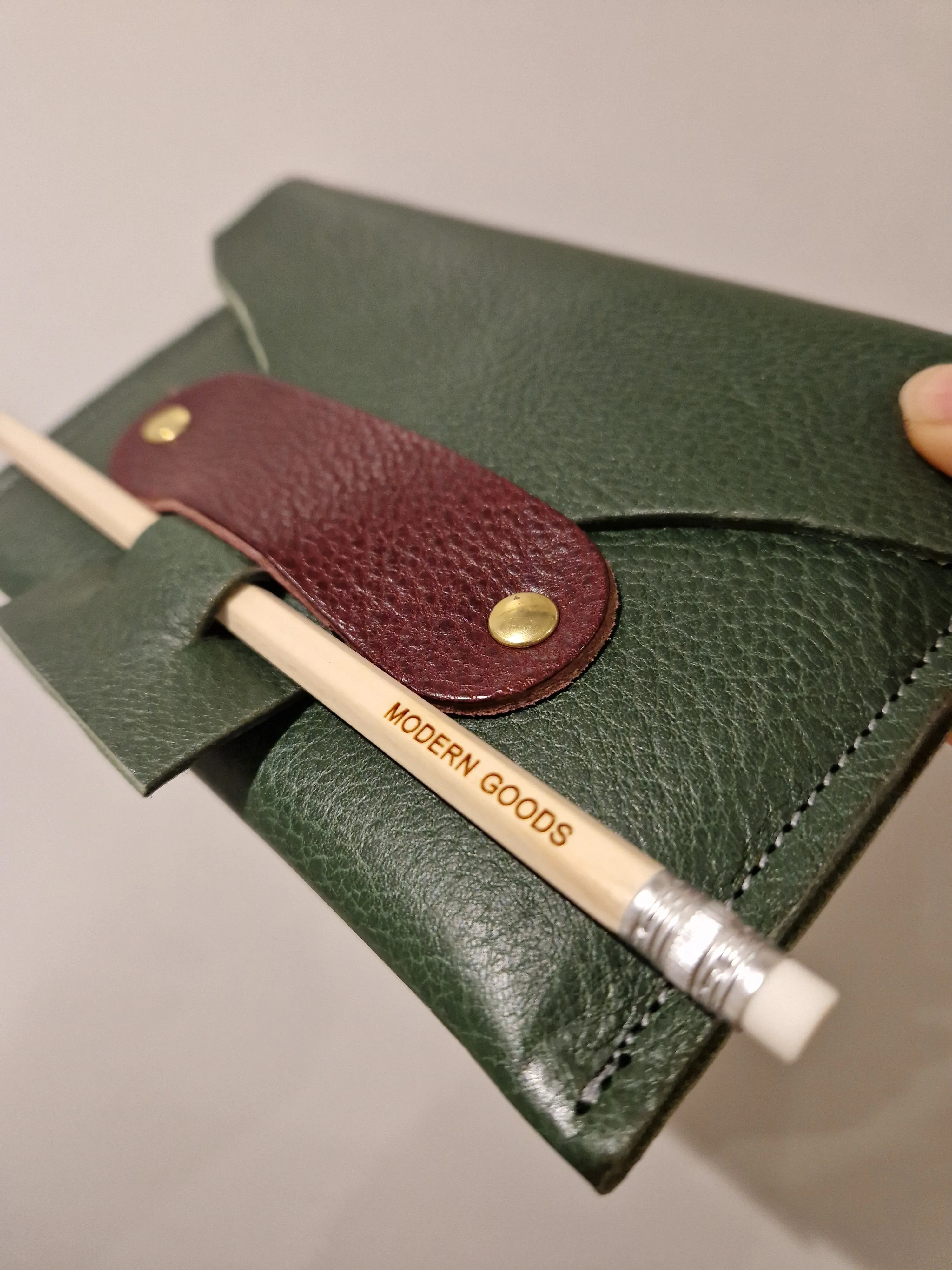 ARTIST FOLIO Pouch in Dark Green with Berry tab