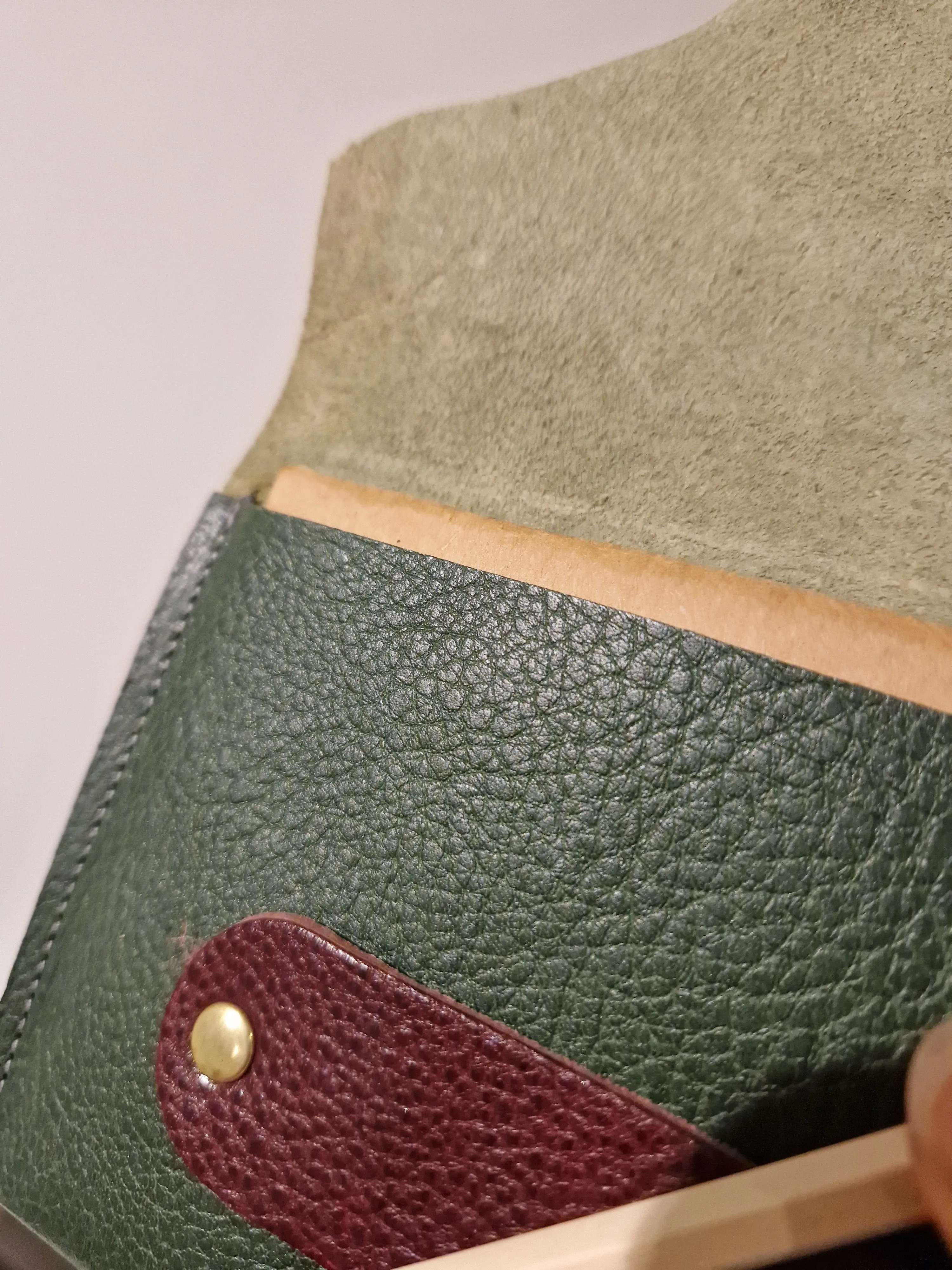 ARTIST FOLIO Pouch in Dark Green with Berry tab